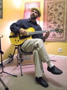 Tim May plays the custom Benedetto BAMBINO guitar made for UNA